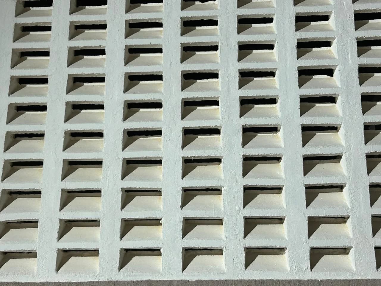 Louver ventilation block with angled fins