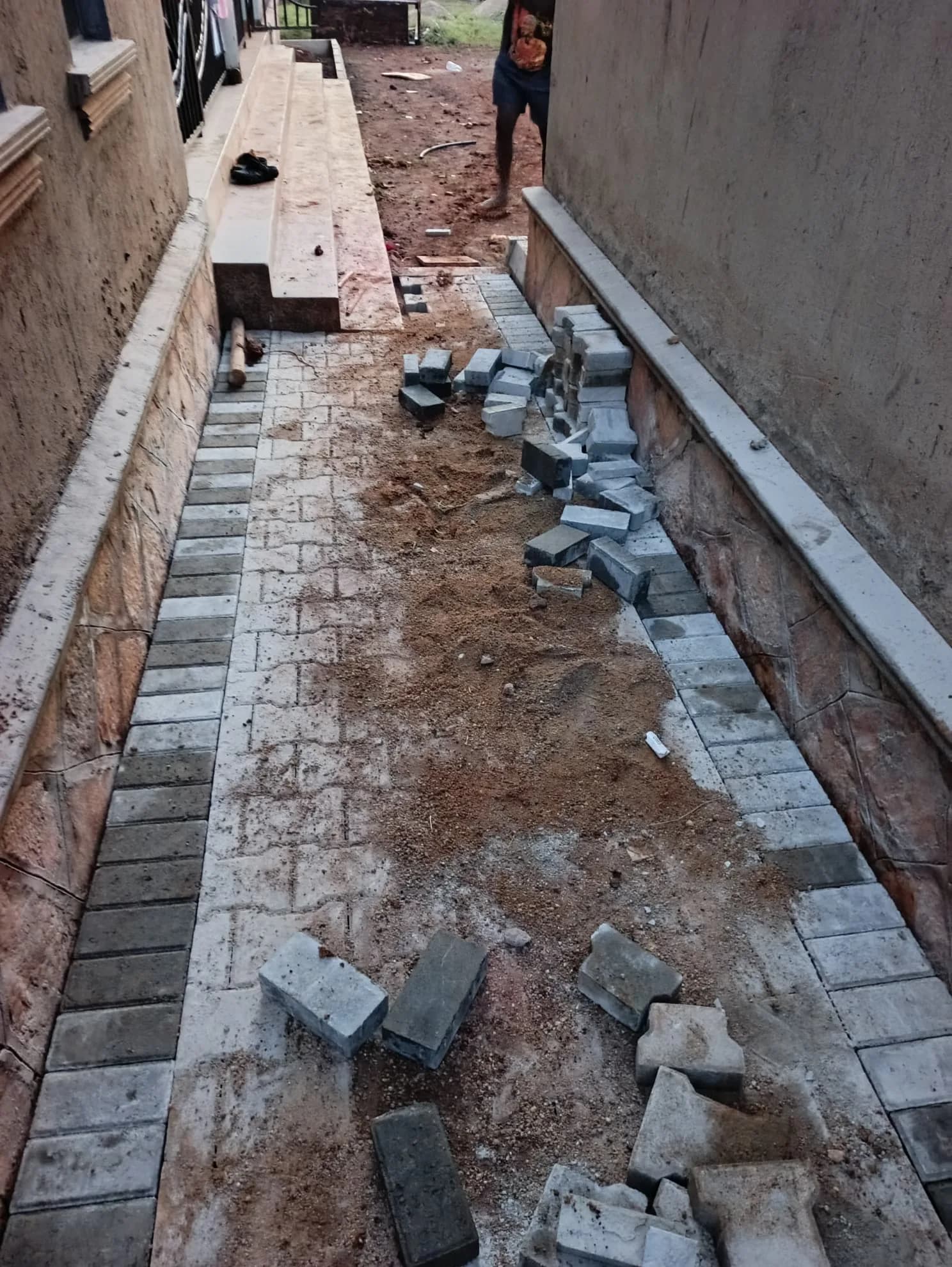Finished driveway paved in grey interlocking pavers